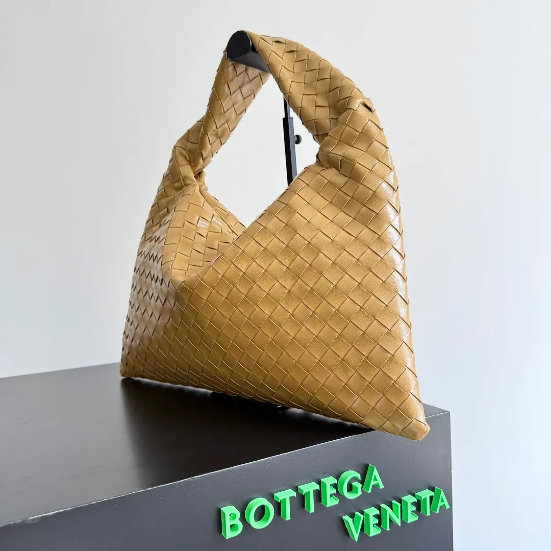 Batch 1960 It seems that this bag from BV has been popular recently ~ The new Hop is really not too beautiful. The whole bag has no seams. The bag body and handles are made of one piece of leather. It reflects the style and essence of Bottega Veneta. It truly represents craftsmanship and creativity. The large size has a very loose and lazy upper body. Big bag lovers will definitely not regret buying it. Style number: 796262 Size: 46*21*10cm